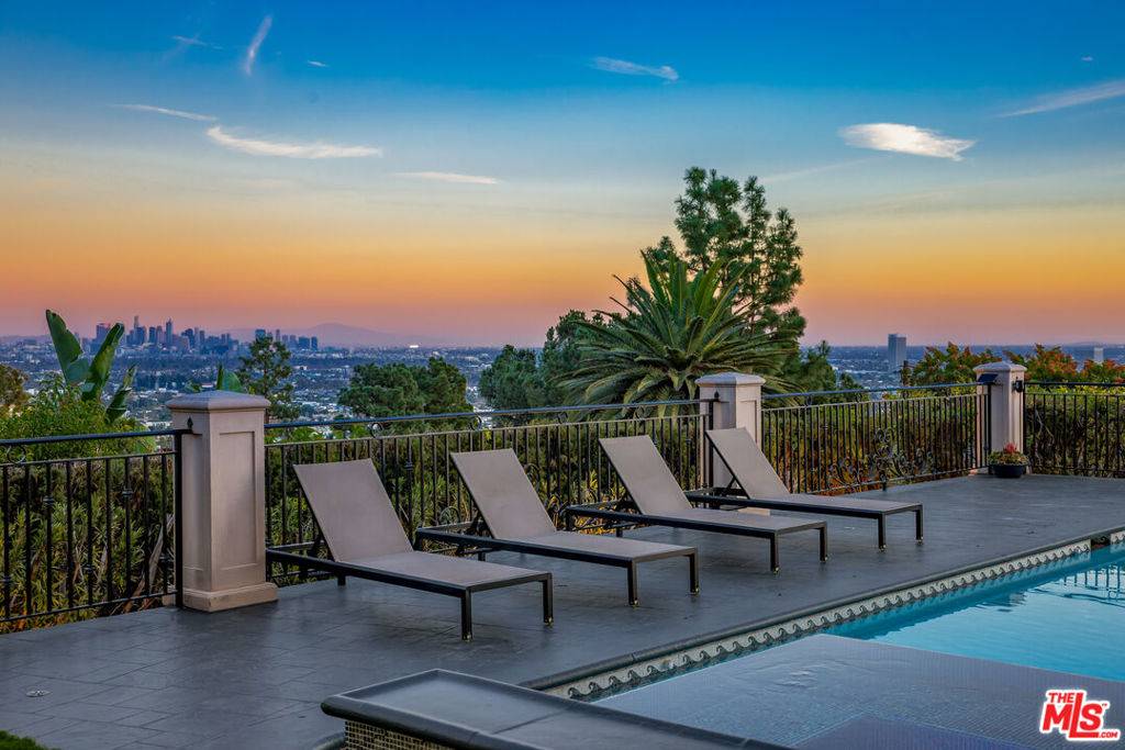 Los Angeles, CA 90069,1260 St Ives PL