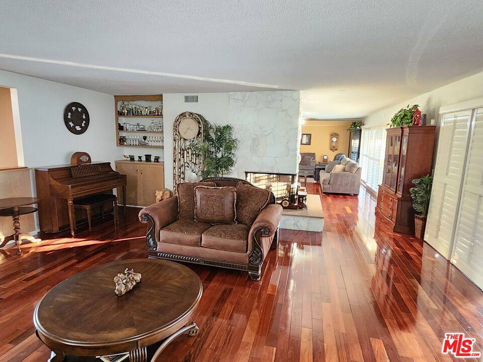 Los Angeles, CA 90056,5925 Wooster AVE