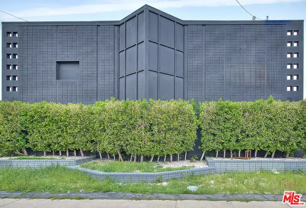 6840 Hayvenhurst AVE, Van Nuys, CA 91406