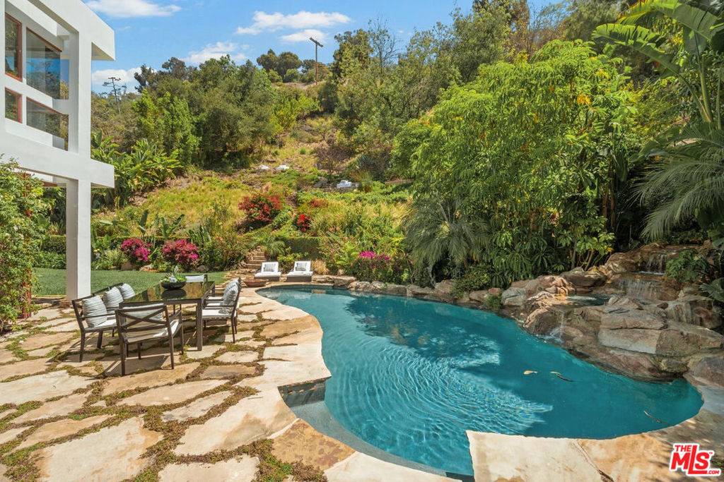 1260 N Bundy DR, Los Angeles, CA 90049