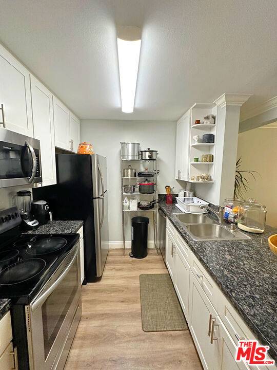 Encino, CA 91316,5460 White Oak AVE #A-118