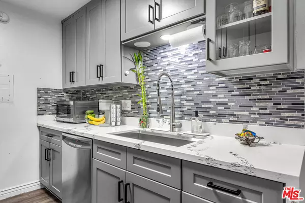Encino, CA 91316,5460 White Oak AVE #D309