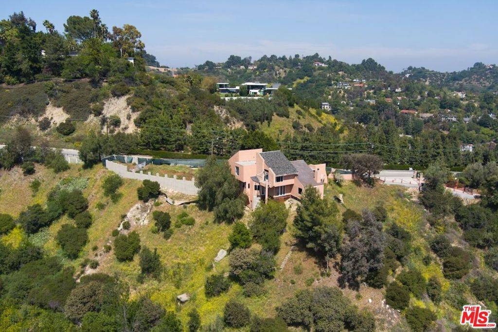 Los Angeles, CA 90210,3025 Benedict Canyon DR