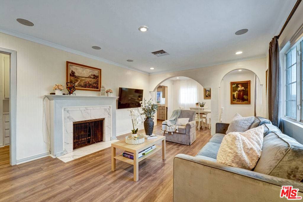 Van Nuys, CA 91411,6230 Peach AVE
