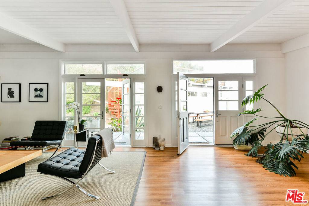 Los Angeles, CA 90068,7107 Pacific View DR