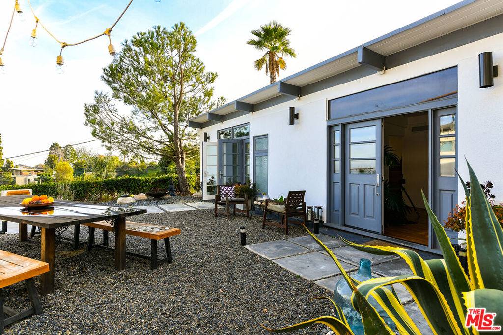Los Angeles, CA 90068,7107 Pacific View DR