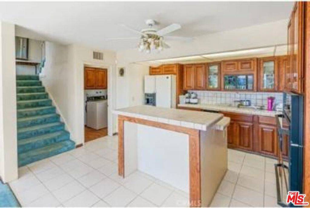 Woodland Hills, CA 91364,4938 Medina RD