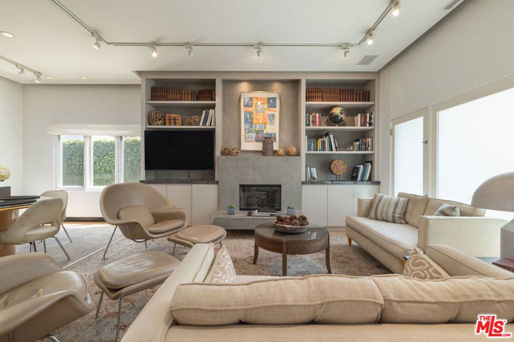 Los Angeles, CA 90046,816 N La Jolla AVE