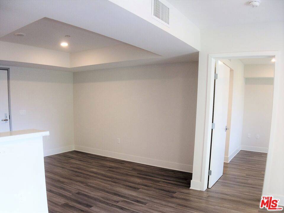 Los Angeles, CA 90004,5030 Rosewood AVE #402