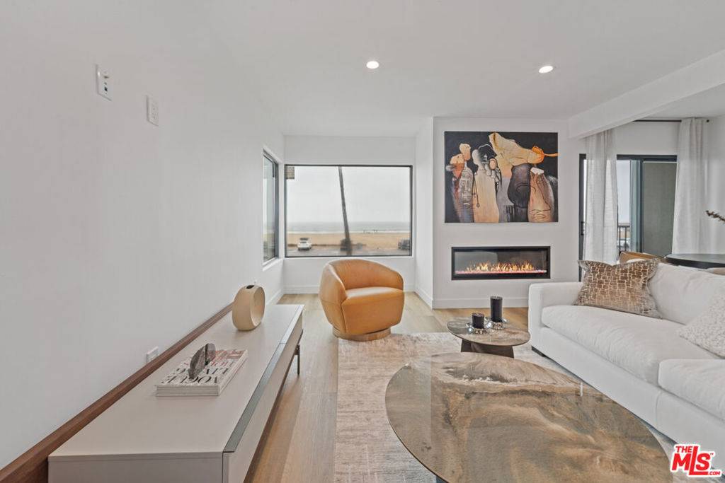 Marina Del Rey, CA 90292,3305 Ocean Front WALK #2