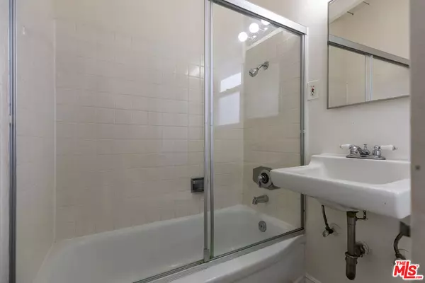 Los Angeles, CA 90066,3712 S CENTINELA AVE #5
