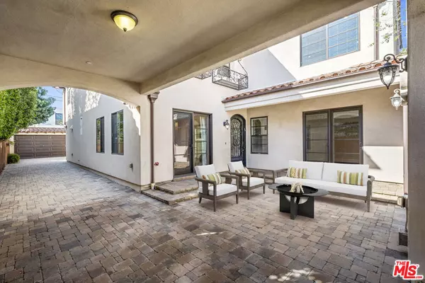 Beverly Hills, CA 90212,313 S Oakhurst DR