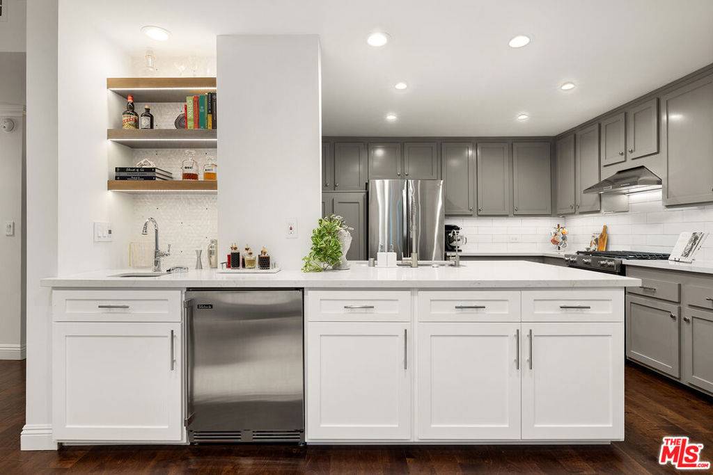 Los Angeles, CA 90049,12115 San Vicente BLVD #207