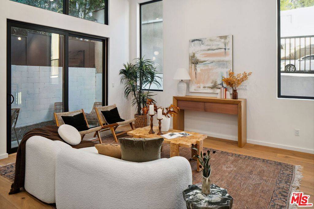Los Angeles, CA 90068,6325 Primrose AVE