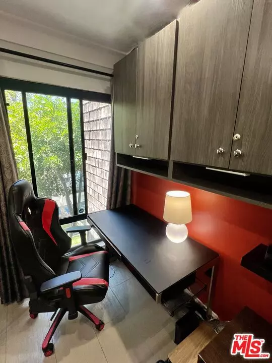 West Hollywood, CA 90069,950 N Kings RD #268