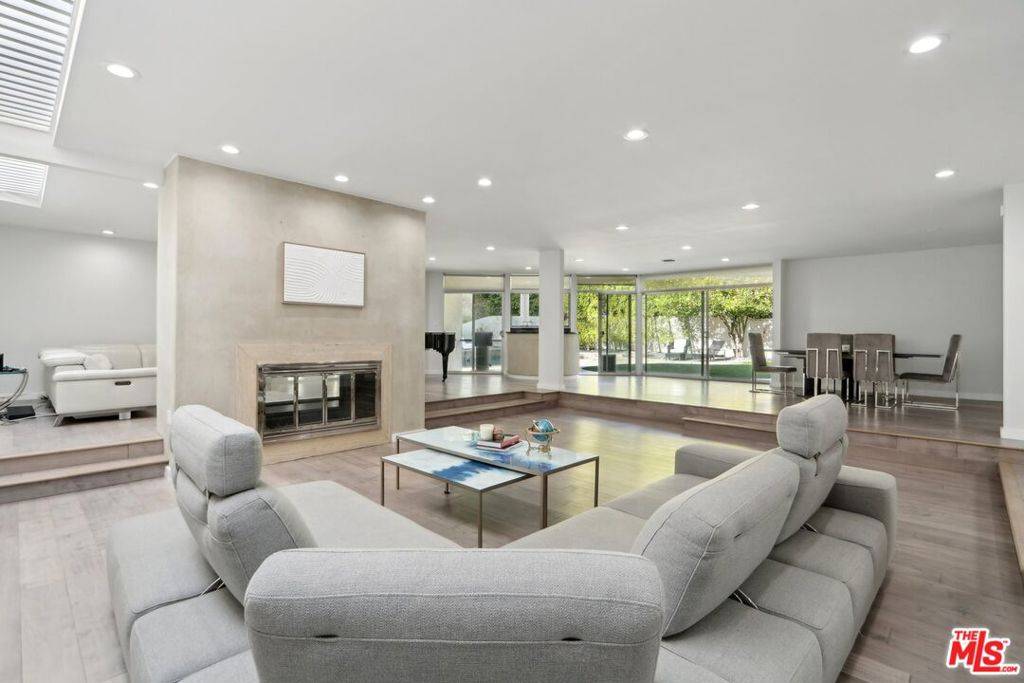 Los Angeles, CA 90077,15539 Hamner DR