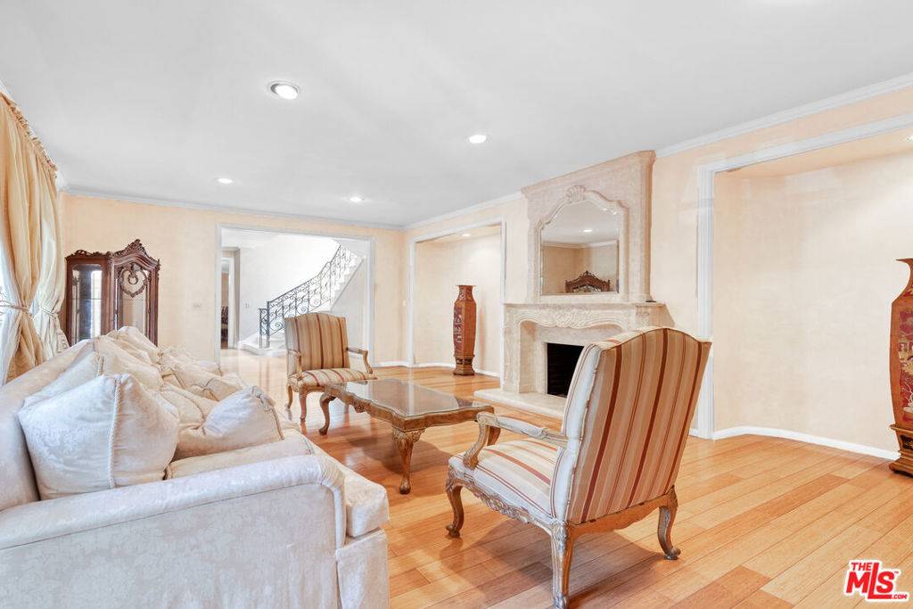 Beverly Hills, CA 90210,1148 COLDWATER CANYON DR