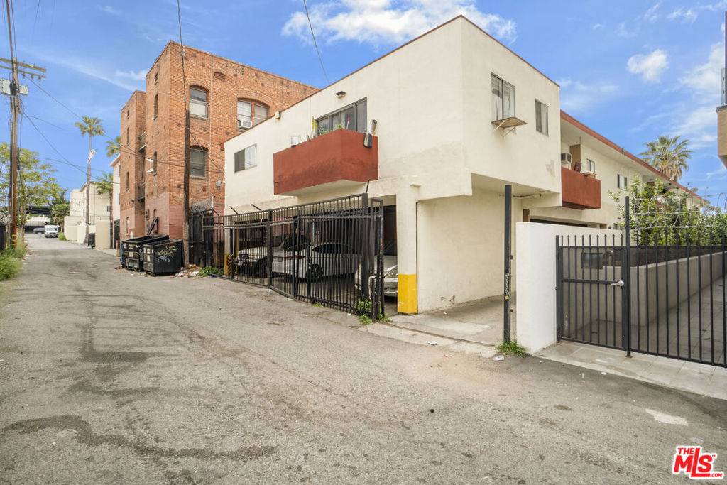 Los Angeles, CA 90004,4053 Oakwood AVE