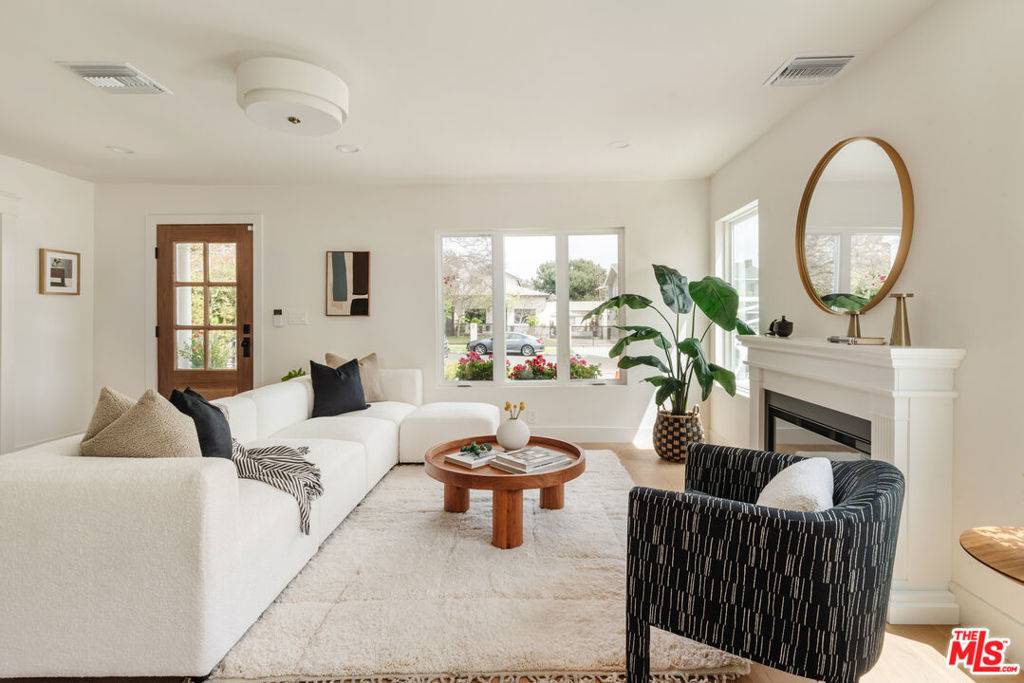 Los Angeles, CA 90016,2221 Virginia RD