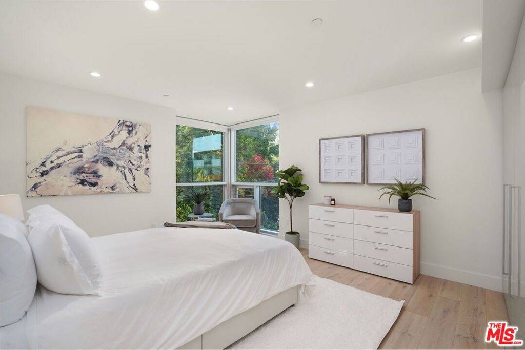 West Hollywood, CA 90046,8210 Fountain AVE #203