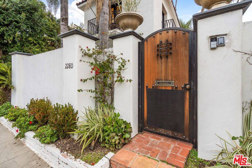 Los Angeles, CA 90068,2280 Holly DR