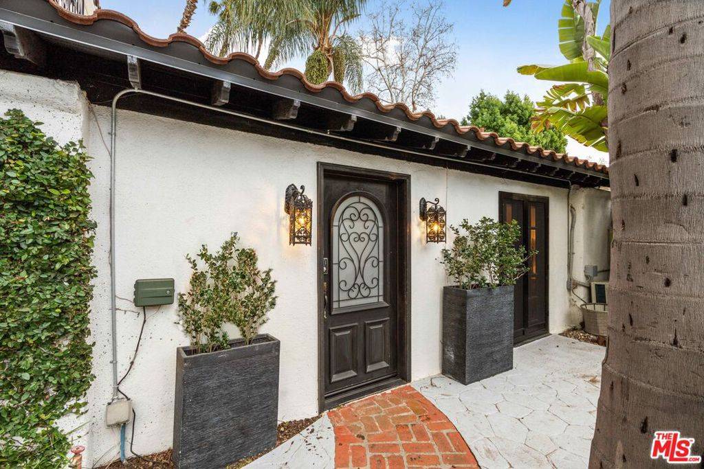 Los Angeles, CA 90068,2280 Holly DR
