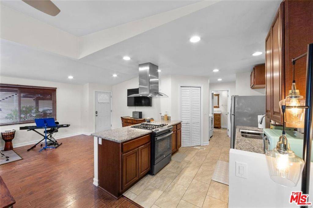 Woodland Hills, CA 91364,4201 Topanga Canyon BLVD #31