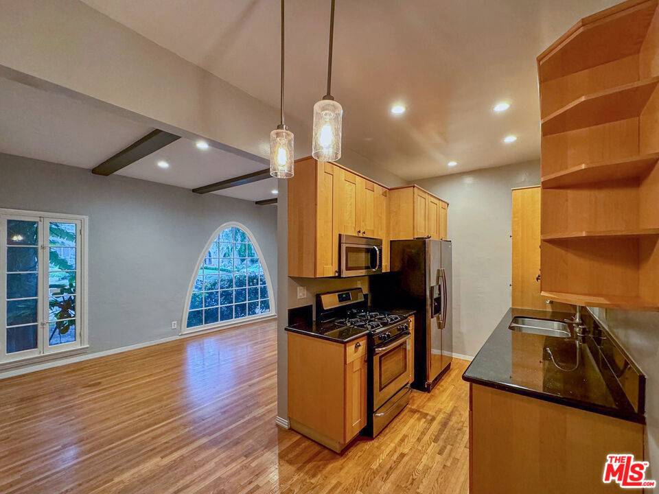 340 N Oakhurst DR #102, Beverly Hills, CA 90210