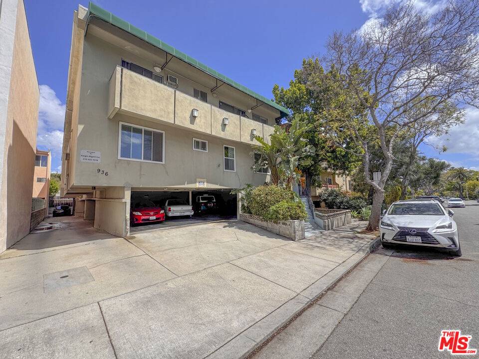 West Hollywood, CA 90046,936 N Orange Grove AVE