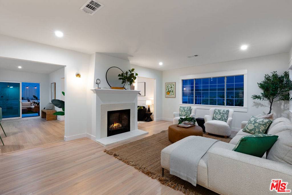 Los Angeles, CA 90043,5722 Valley Ridge AVE