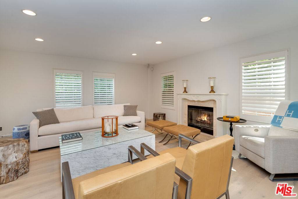 Los Angeles, CA 90069,1344 Belfast DR