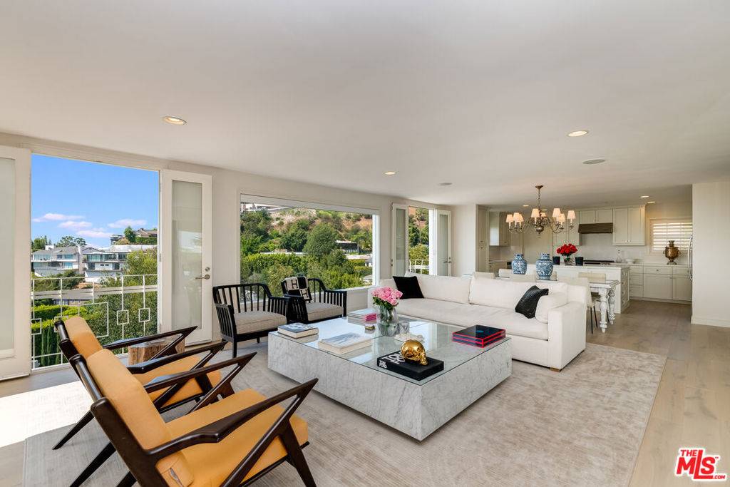 Los Angeles, CA 90069,1344 Belfast DR