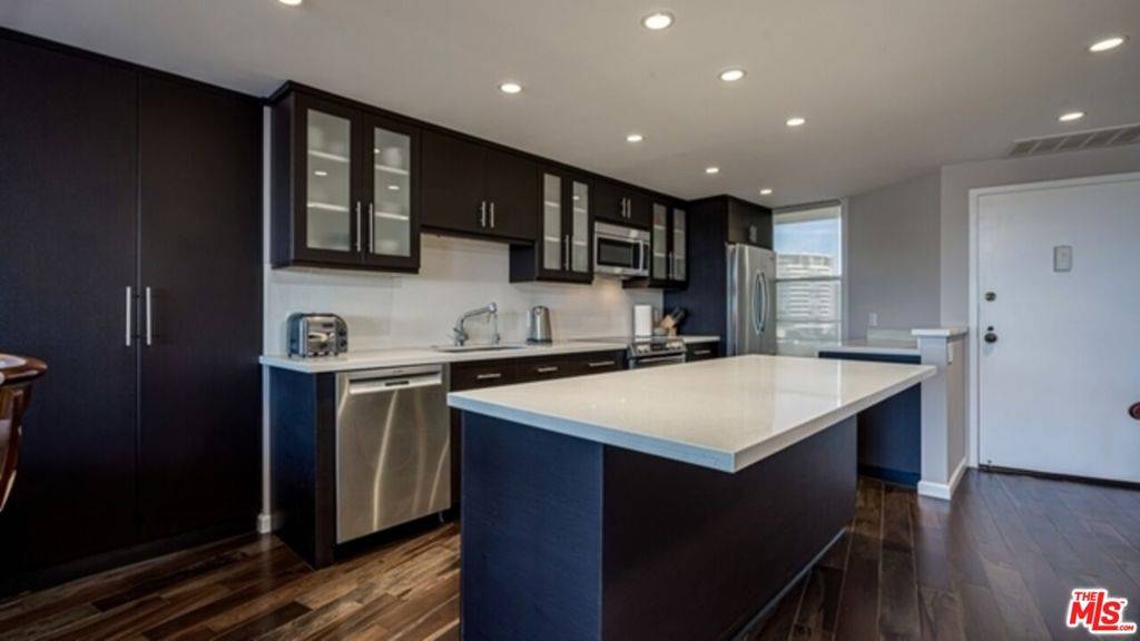 Marina Del Rey, CA 90292,4265 Marina City Dr #301