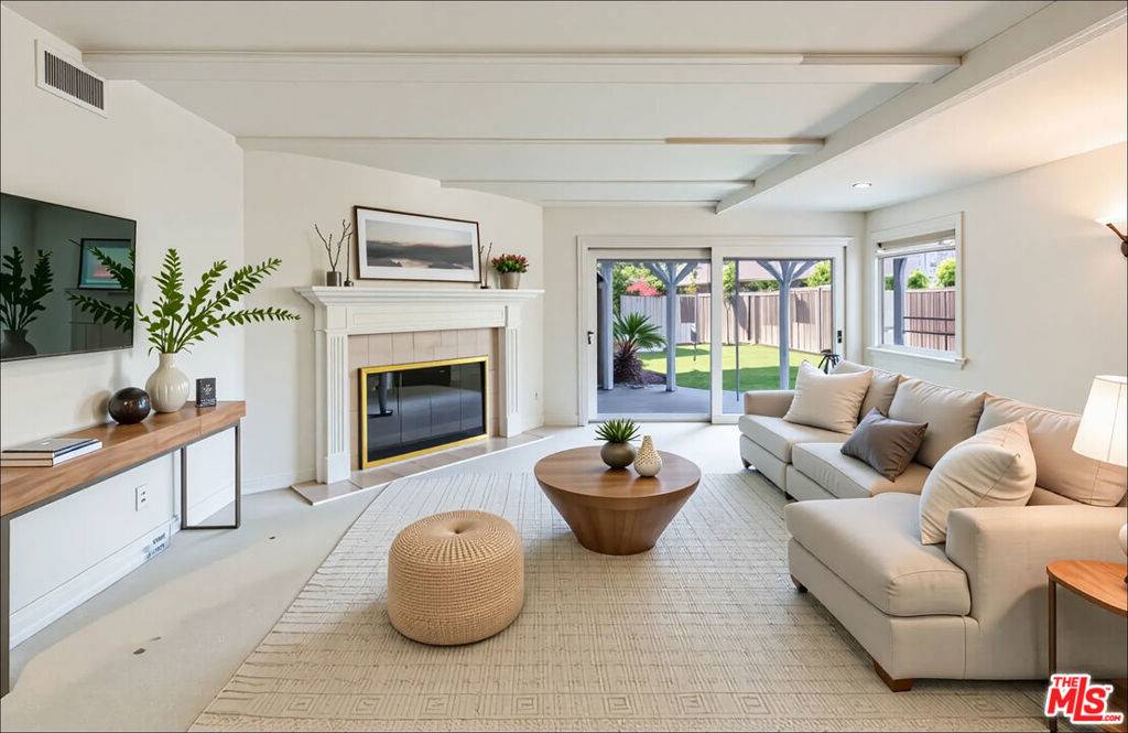 Woodland Hills, CA 91364,21924 Buena Ventura ST