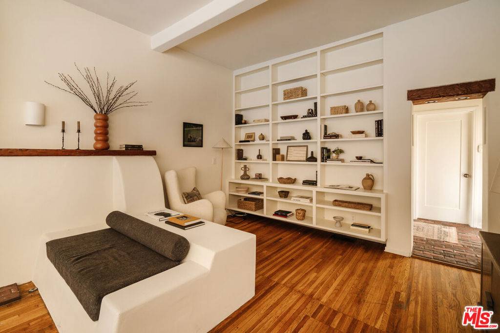 West Hollywood, CA 90069,939 N Wetherly DR