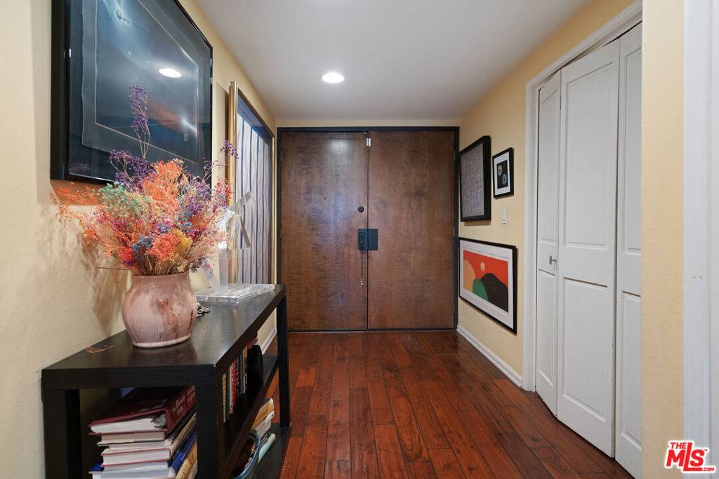Los Angeles, CA 90035,8642 Gregory WAY #202