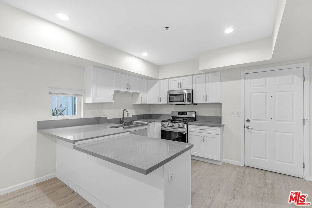 Los Angeles, CA 90027,1409 N Hobart BLVD ##104