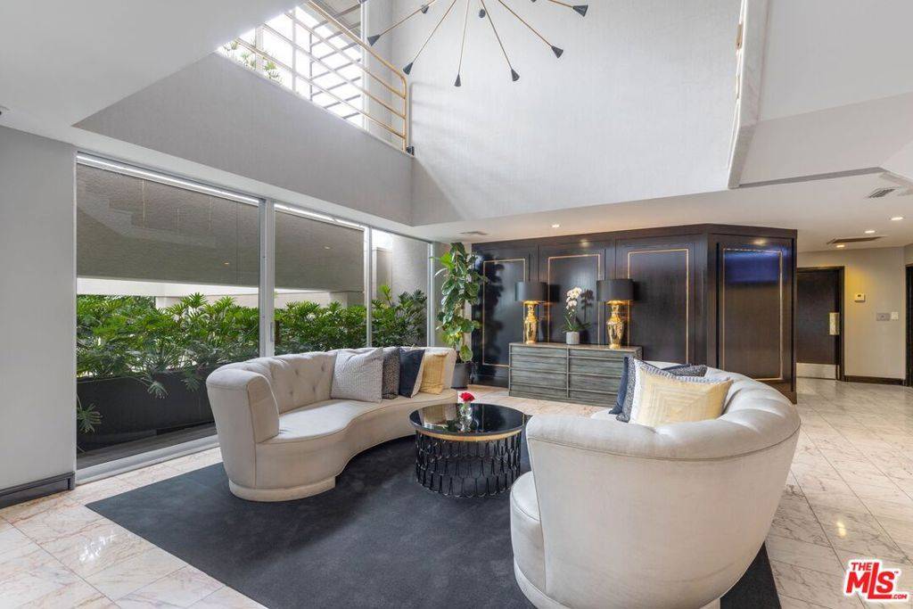 West Hollywood, CA 90069,1131 Alta Loma RD #523