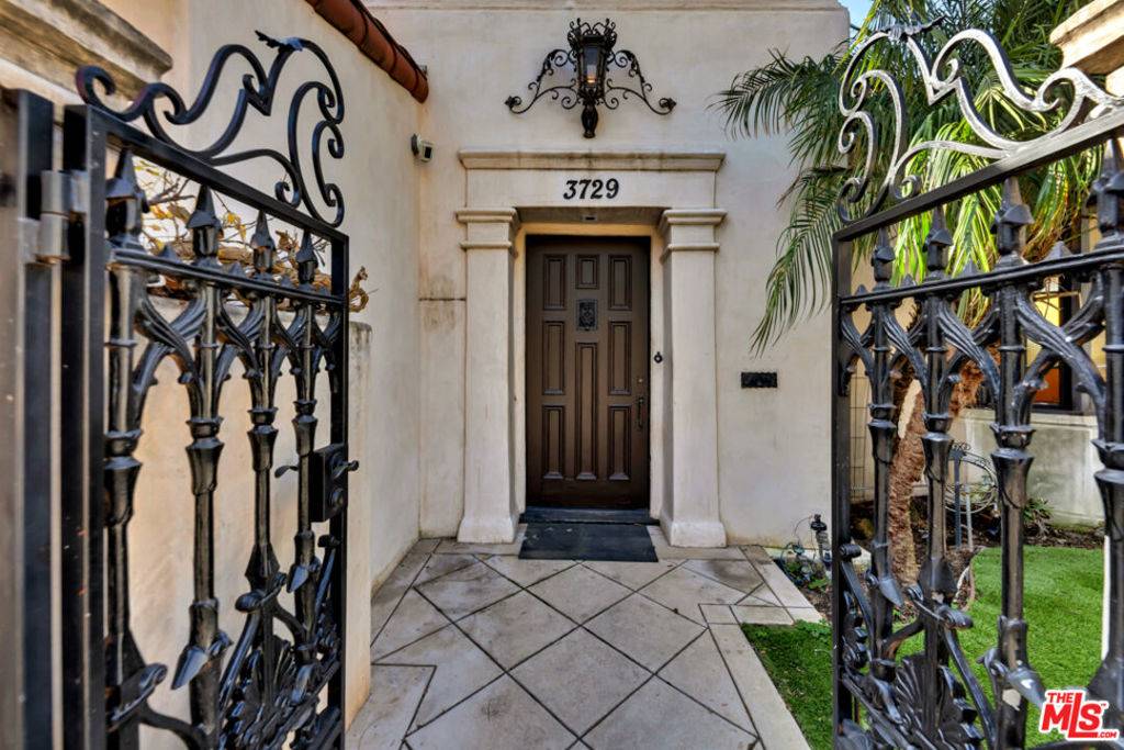 Los Angeles, CA 90027,3729 Amesbury RD