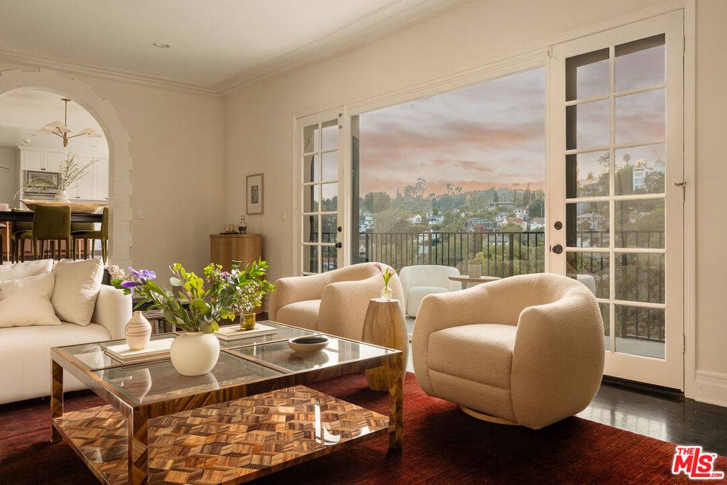 Los Angeles, CA 90068,2293 Bronson Hill DR