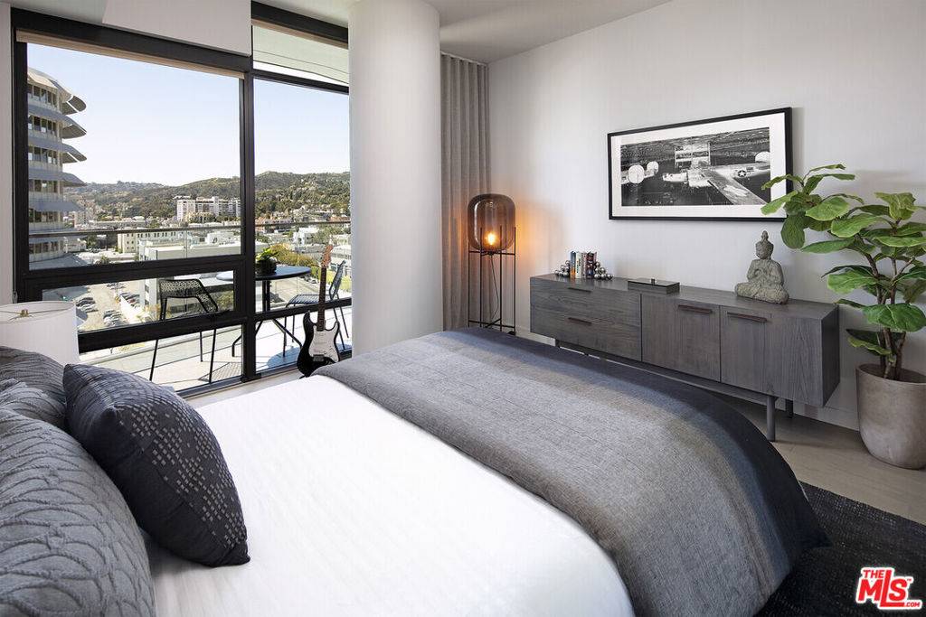Los Angeles, CA 90028,1755 Argyle AVE #1206