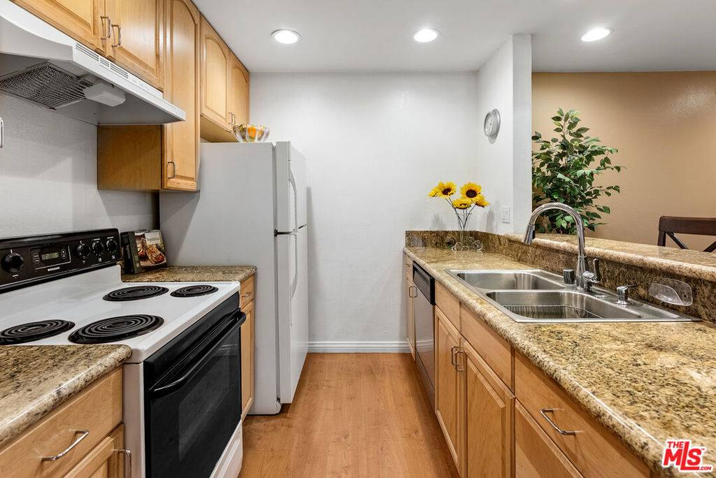 Valley Village, CA 91607,5257 Radford AVE #103
