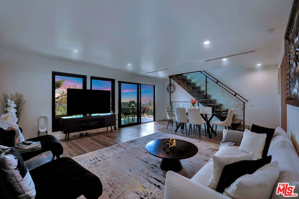 Los Angeles, CA 90046,8960 Crescent DR