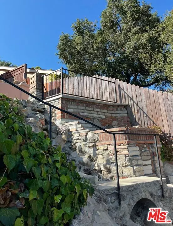 Pacific Palisades, CA 90272,651 Erskine DR