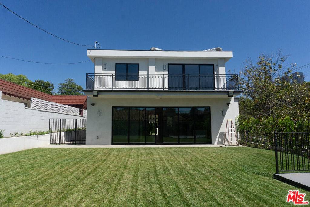 Los Angeles, CA 90064,10360 Ilona AVE