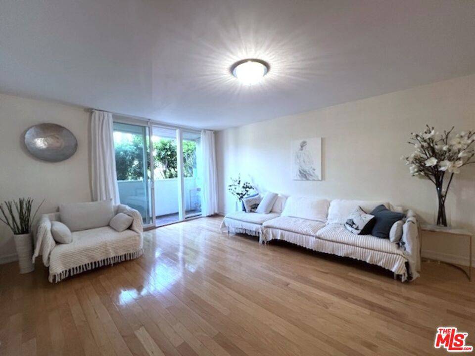 Los Angeles, CA 90049,11645 Montana AVE #102
