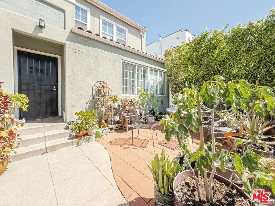 Los Angeles, CA 90019,1322 S Bronson AVE