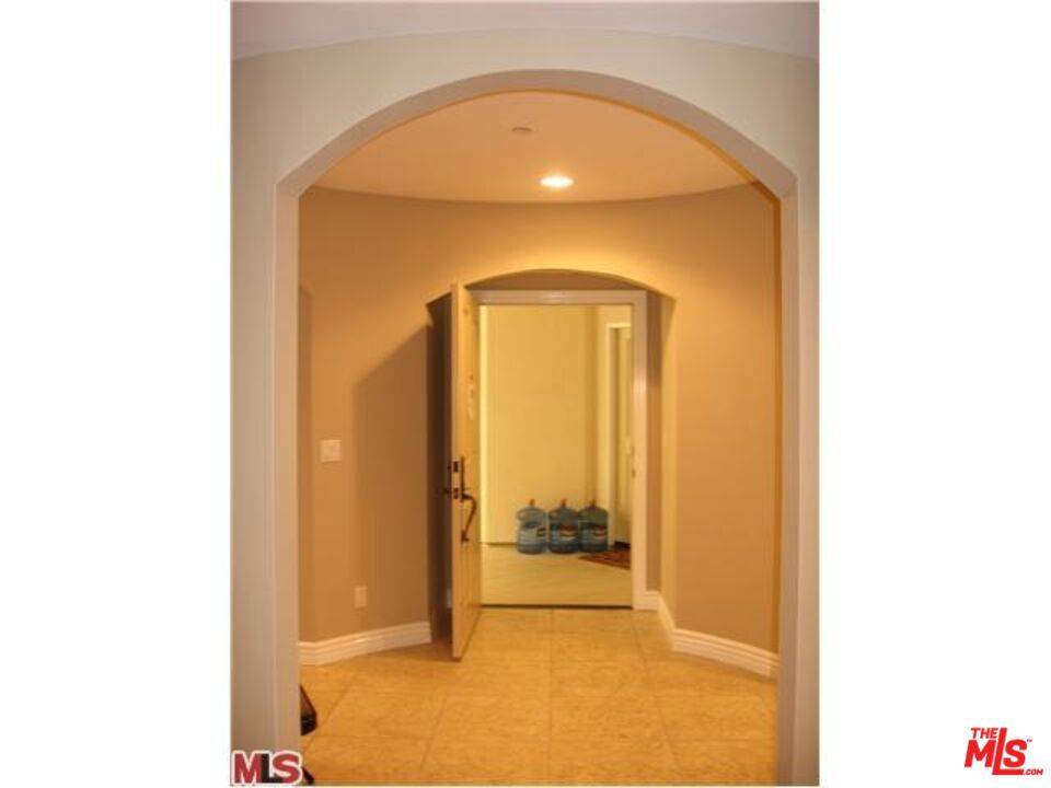 Los Angeles, CA 90035,1135 S Rexford DR #105
