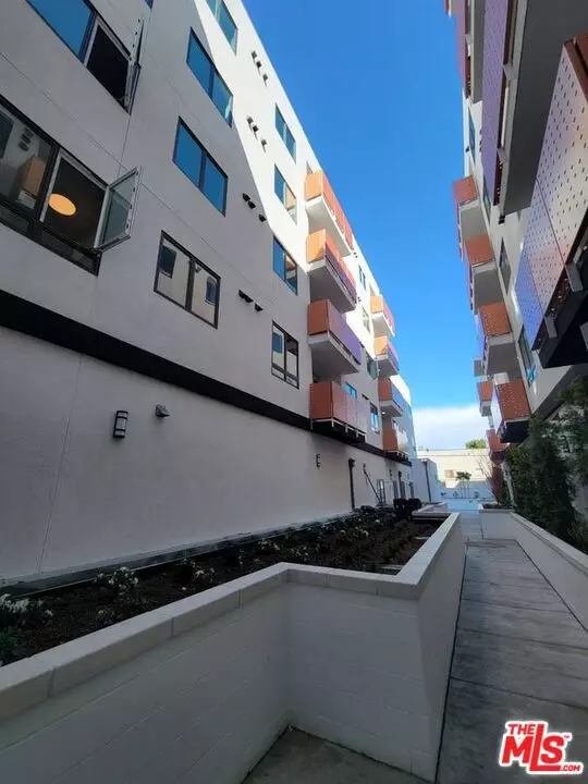 Los Angeles, CA 90043,5300 Crenshaw BLVD #205