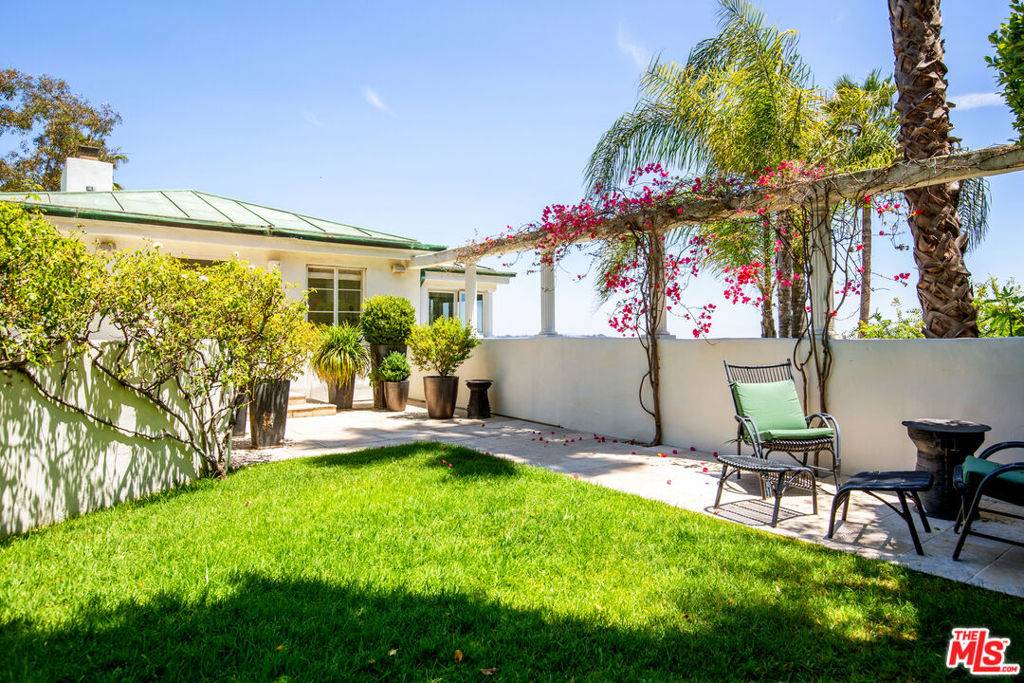 Los Angeles, CA 90068,2249 Mountain Oak DR